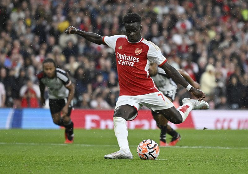 Bukayo Saka tỏa sáng giúp Arsenal