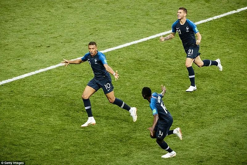 Kylian Mbappé ghi bàn trong trận chung kết World Cup