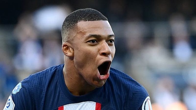 Kylian Mbappe trong trang phục PSG