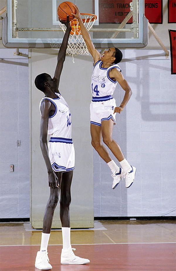 Manute Bol là một trong những cầu thủ bóng rổ cao nhất