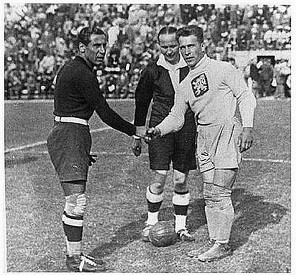 Trận Chủ nhà Italia (áo sẫm) và ĐT Tiệp Khắc trong trận chung kết World Cup 1934